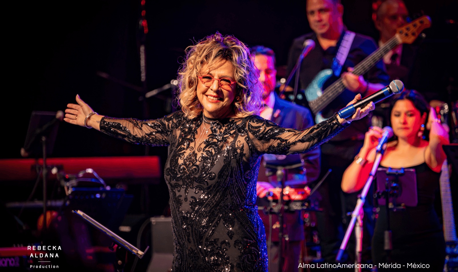 Albita en el escenario con la banda de Alma LatinoAmericana