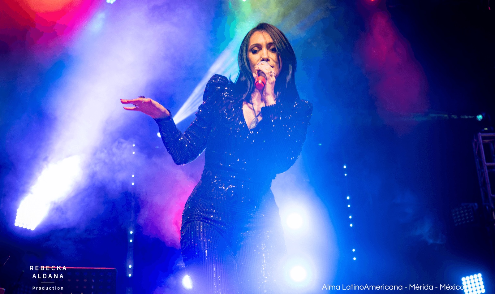 Rebeca Aldana cantando en Alma LatinoAmericana