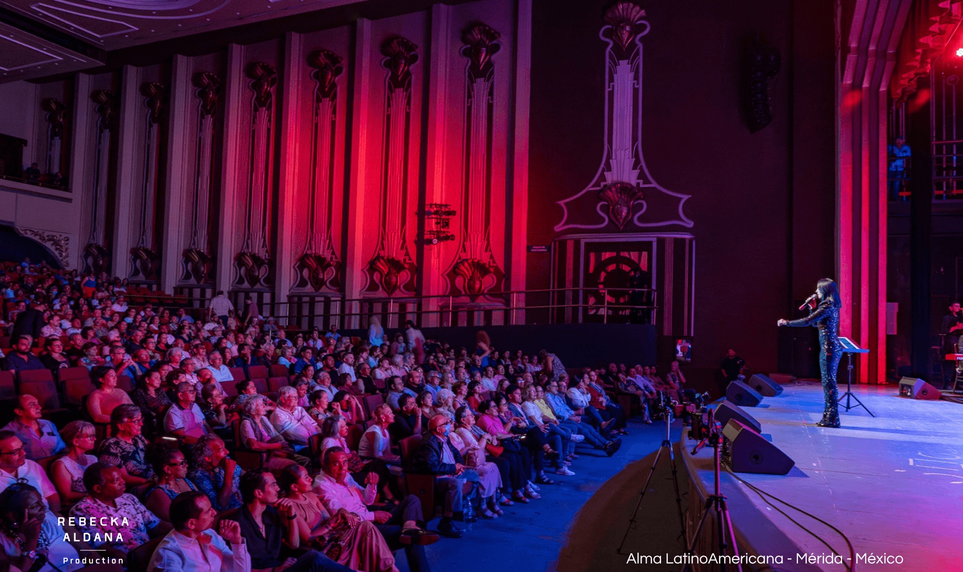 El público del Teatro Armando Manzanero durante Alma LatinoAmericana