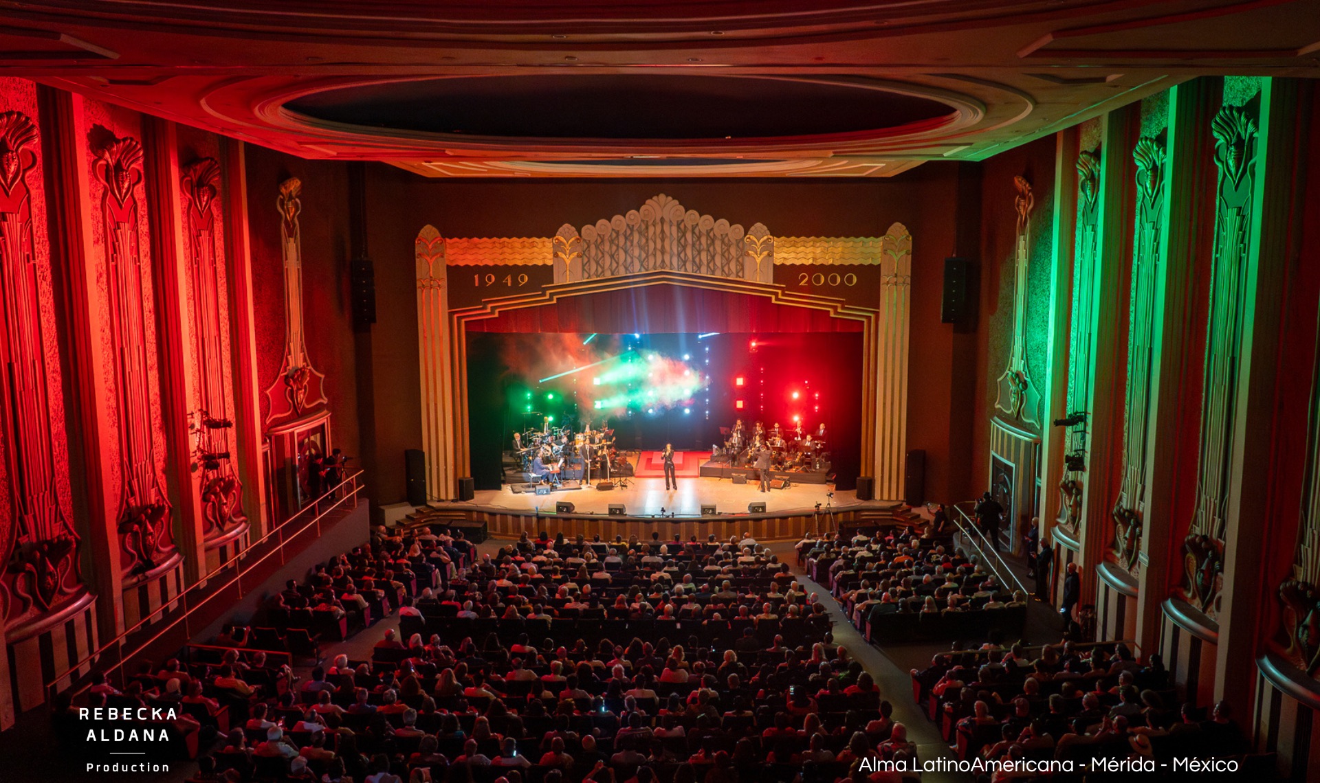 La sala completa del Teatro Armando Manzanero durante Alma LatinoAmericana, vista desde el balcón