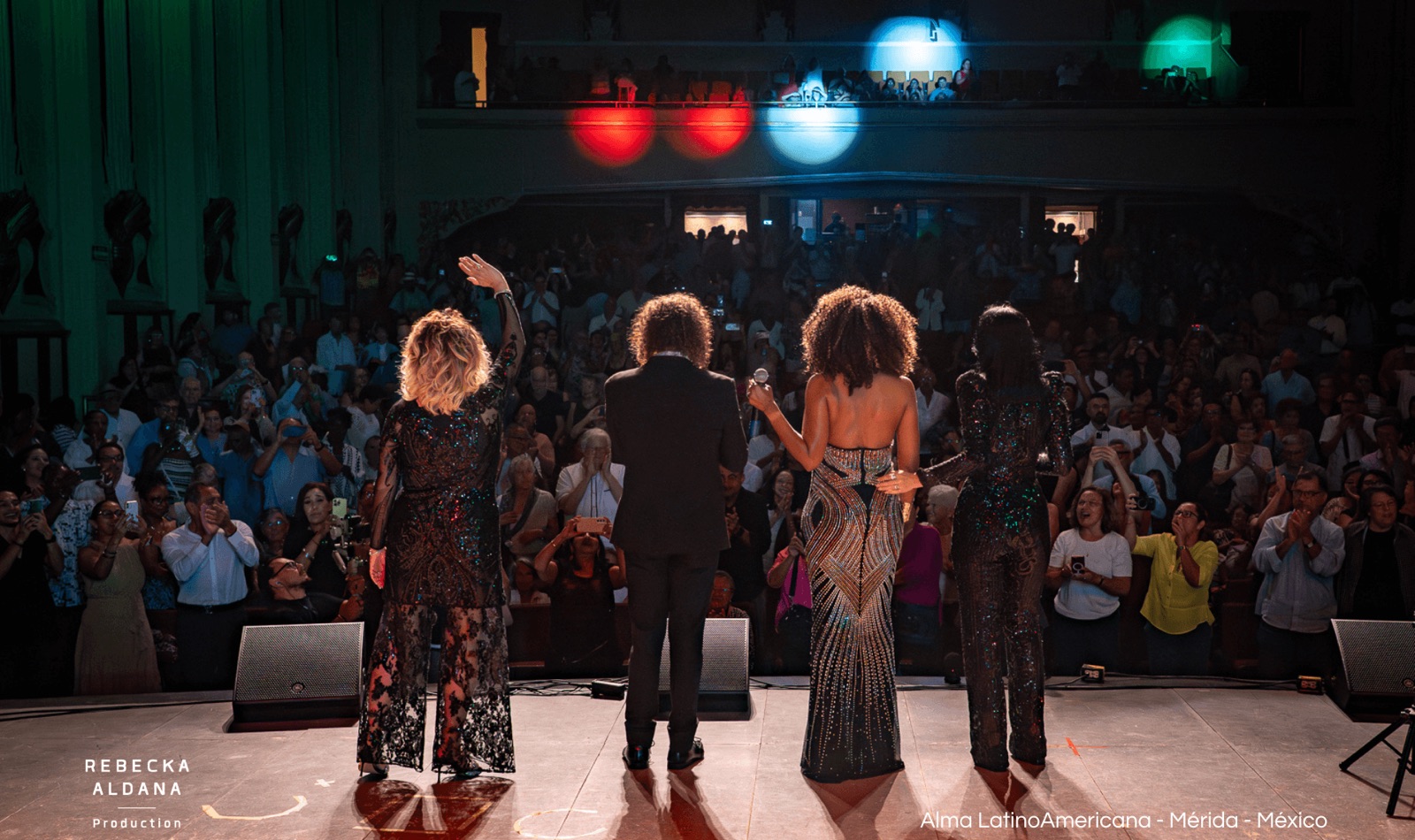 Rebeca Aldana con las voces invitadas, vistas desde el escenario ante la sala llena